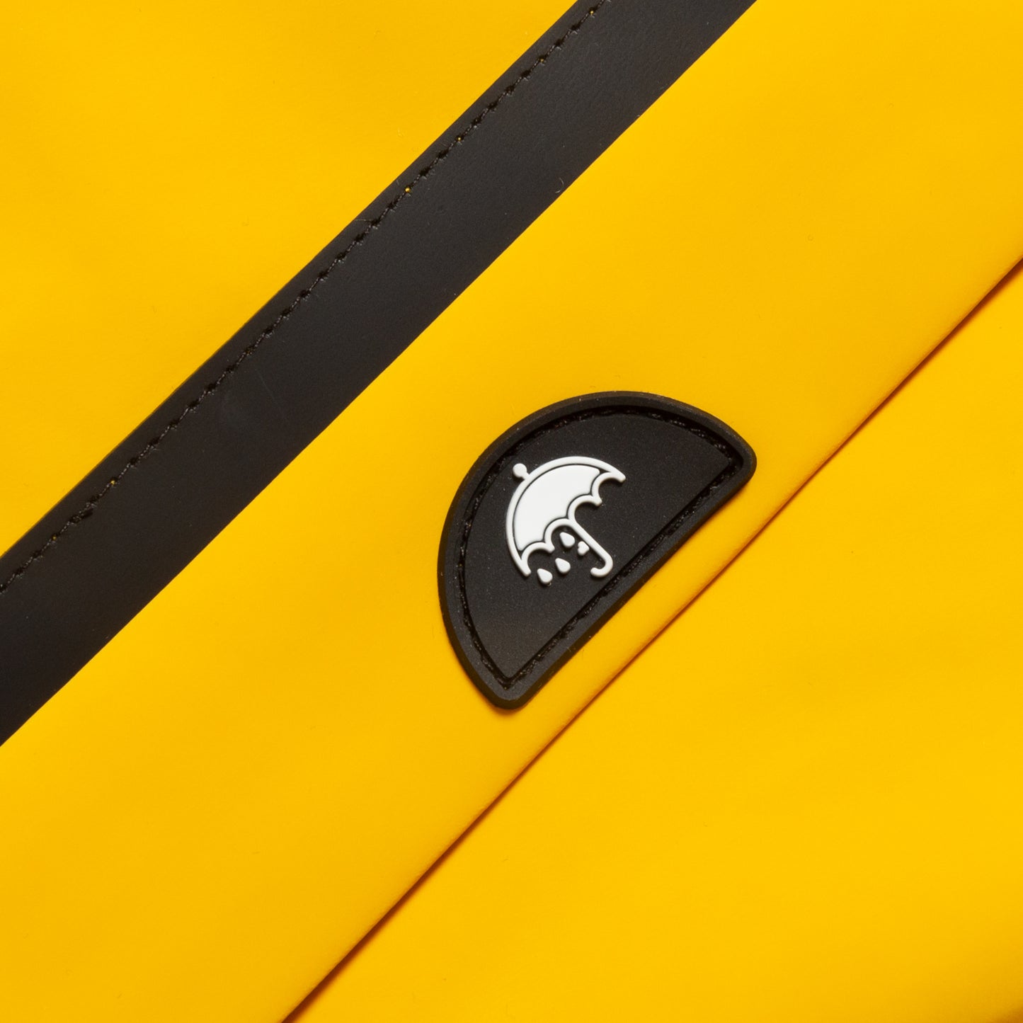"Veste Imperméable Femme Jaune – Coupe Ajustée et Protection Contre la Pluie"
