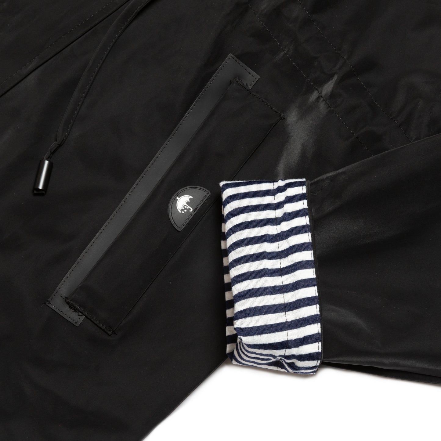 "Veste Imperméable Femme Noir – Protection Élégante et Coupe Ajustée"